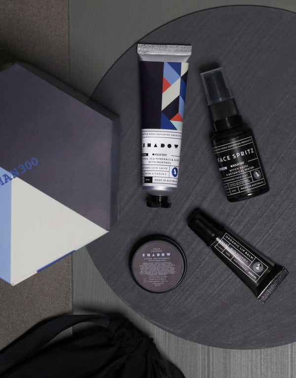 jetset gift pack shadow: SOOTHING SKIN SALVE with Litsea, sea minerals & Aloe with Menthol 30ml/1.0142oz ORGANIC LIP BALM 12ml/0.40oz FACE SPRITZ with Witch Hazel & Botanicals 30ml/1.0142oz SOLID COLOGNE concentrated formula 10ml/0.34oz TRAVEL POUCH Black drawstring bag