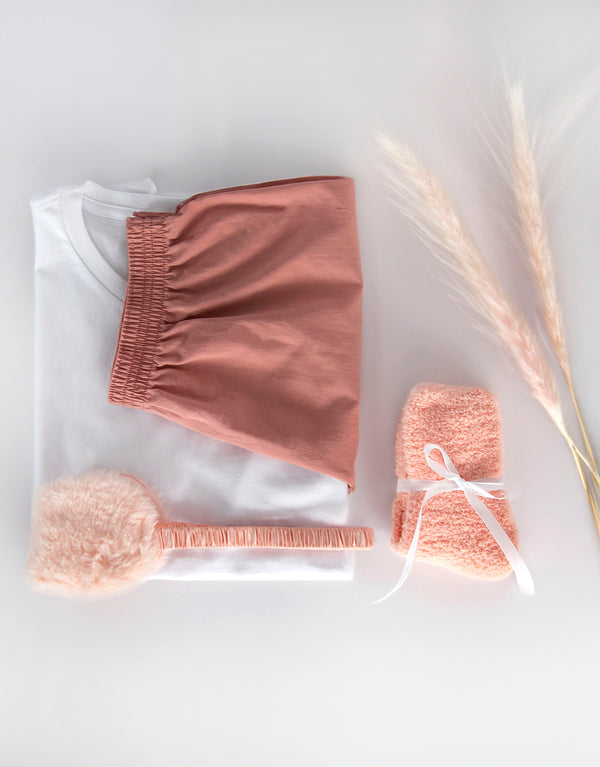 23Dreams Rosy Woven Dreams Curated Gift Box: Cotton Pyjama Set, cosy coral Fluffy Socks and Eye Mask