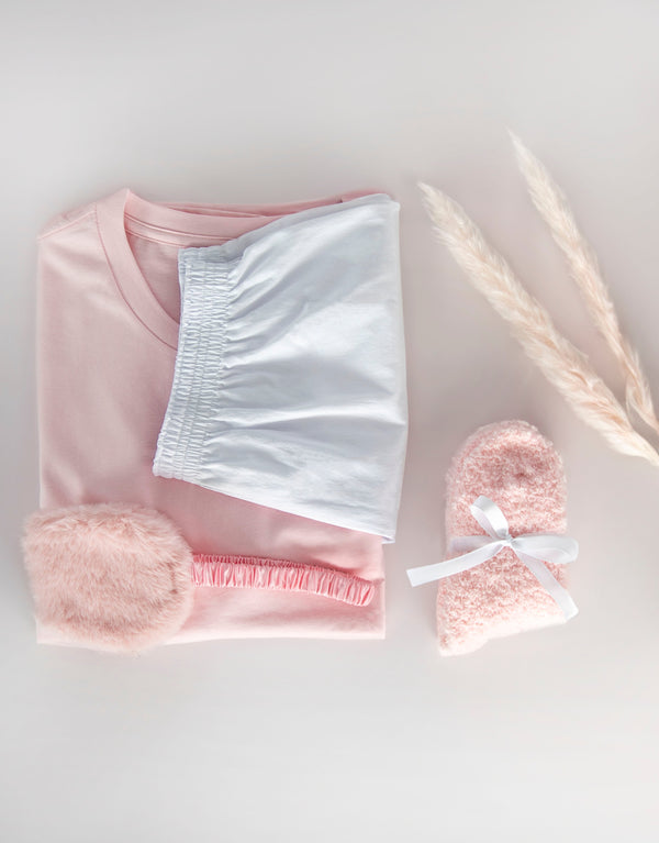 23Dreams Pink Woven Dreams Curated Gift Box: Cotton Pyjama Set, cosy pink Fluffy Socks and Eye Mask