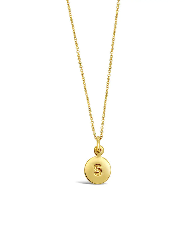 Initial Necklace Gold - the necklace highlighting the letter "S"
