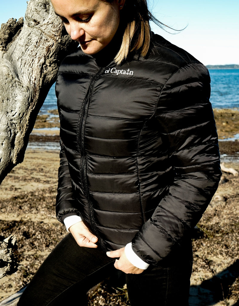 The Venus Puffer Jacket is the perfect layering piece with all the key elements you look for in an everyday lightweight puffer jacket.   Warm and light synthetic down for enhanced thermal properties, and constructed with comfortable elasticised binding around cuffs and hemline.  Quality vinyl heat pressed Oi Captain logo on chest and on back collar.  The Venus Puffer Jacket is a versatile piece, perfect to pair back with any of your activewear pieces, or jeans for an off-duty weekend look.